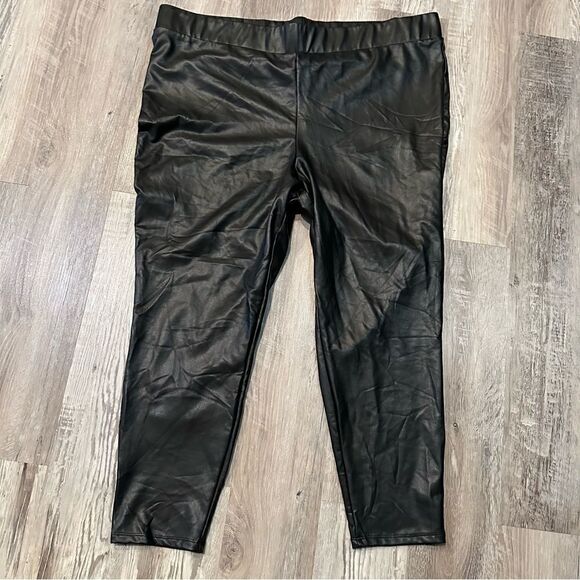 TORRID Black Crop Faux Leather Legging Size 4X - Picture 2 of 6